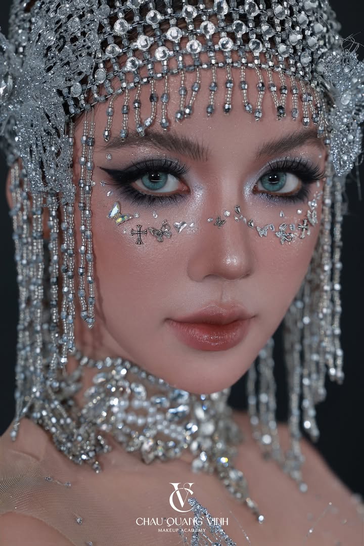 Layout glitter bạc - Chau Quang Vinh Academy